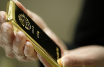 Giá vàng thoát đáy 2 tuần do USD suy yếu