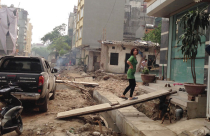 Hà Nội: Dân bắc cầu vào nhà vì dự án “rùa”