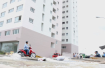 TP.HCM: Mùa mưa đến, dân chung cư bắt đầu “run”