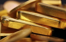 Giá vàng giảm nhưng vẫn bám sát đỉnh 2 tuần