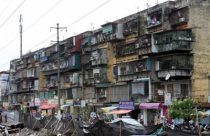 “Ông lớn, ông bé” xếp hàng xin cải tạo chung cư cũ Hà Nội