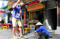 Vỉa hè Hà Nội: Thành phố yêu cầu lát đá, quận muốn lát gạch
