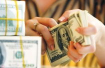 Chính phủ rướn vay, lãi suất giảm