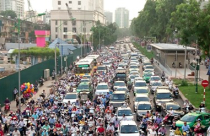 Chống ùn tắc giao thông Hà Nội: Áp lực gia tăng, tiến độ rùa bò