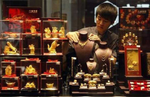 Giá vàng rung lắc mạnh đầu tuần