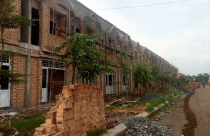 Khi Bí thư Thăng lên xe đi Bình Dương tìm hiểu nhà giá rẻ