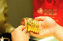 Tiền đổ dồn dập, giá vàng tăng vọt