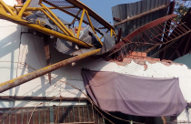 Cần cẩu thi công dự án Topaz Home đổ sập khiến 2 người bị thương