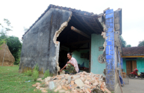 Cao tốc Đà Nẵng-Quảng Ngãi làm nứt cả chục ngôi nhà, dân nhiều lần chặn xe phản đối