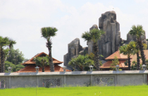 Kỷ luật hàng loạt cán bộ để Việt kiều xây núi nhân tạo không phép