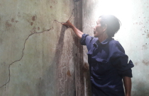 Quảng Ngãi: Hàng chục hộ dân nứt nhà thấp thỏm đợi đền bù