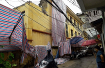 Thi công thiếu an toàn, tường đổ sập trúng nhà dân ở Đồng Tâm