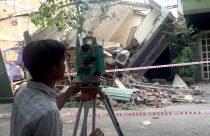 2 căn nhà ở Sài Gòn đổ sập do hàng xóm thi công phần móng