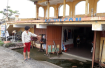 Cán bộ giao đất sai, dân oằn lưng gánh nợ