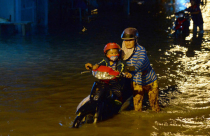 Chống ngập TP.HCM: Một số giải pháp như “lấy đá ghè chân mình”