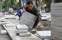 Bí thư Hà Nội chỉ đạo truy trách nhiệm việc lát đá vỉa hè