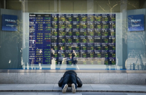 Vì sao chứng khoán toàn cầu lao dốc