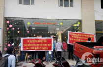 Bị chủ đầu tư “ngâm nhà”, khách hàng căng băng rôn cầu cứu