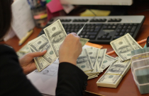 Tỉ giá tiếp tục “căng như dây đàn” và thách thức đối với Ngân hàng Nhà nước