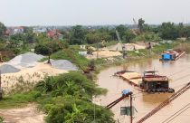 Bất chấp cảnh báo mưa lũ, bến bãi kinh doanh VLXD vẫn tập kết trên tuyến sông Luộc