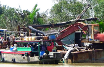 “Cát tặc” lộng hành trên sông Đồng Nai