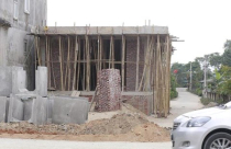 Nhà 3 tầng của Bí thư xã bị "tuýt còi" vì vi phạm hành lang an toàn giao thông