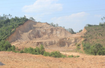 Quảng Bình: Người dân "lách luật" vô tư xúc cả ngàn mét khối đất đá đem bán