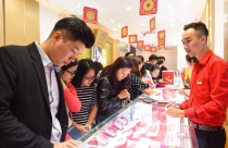 Ngày Vía thần tài: Người dân xếp hàng mua vàng, chênh lệch giá mua – bán lên tới cả triệu đồng