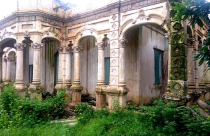 Di sản “run rẩy” trước cao ốc