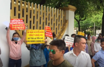 Nghi bị lừa đảo, khách hàng cầm băng rôn vây kín trụ sở Công ty Angel Lina