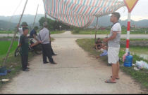 Hà Nội: Vì sao sau đối thoại, dân vẫn dựng lều chặn xe vào bãi rác Nam Sơn?