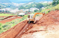 Dùng xe cơ giới san ủi, phân lô đất nông nghiệp trái phép tại Đà Lạt