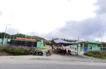 Người dân tiếp tục giăng dây, dựng rạp trước cổng nhà máy xử lý rác thải Phú Hà để phản đối