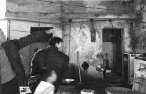 Người dân khốn khổ phải sống “treo” trong căn nhà xiêu vẹo