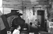 Người dân khốn khổ phải sống “treo” trong căn nhà xiêu vẹo