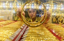 Nhật ký Covid-19 ngày 17/4: USD treo cao, vàng có xu hướng tăng mạnh