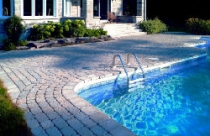 Bể bơi trong nhà vườn