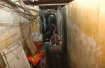 Nhà tiền tỷ nhưng ngõ rộng... 50 cm. 