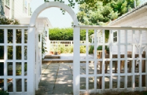 Nhà đẹp từ cổng 