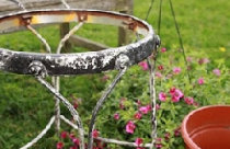 Decor vườn tiểu cảnh nhà mình với ghế cũ 