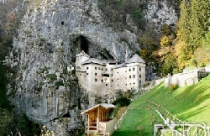 Predjamski - Lâu đài độc nhất vô nhị gắn liền với một hang động