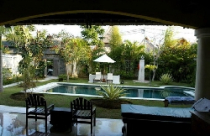 Bể Bơi Trong Khuôn Viên Nhà Vườn 