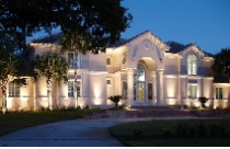 Không gian ngoại thất hoàn hảo với đèn chiếu sáng 