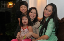 Ngôi nhà đầy ắp tiếng cười của 'bầu' Hồng Vân 