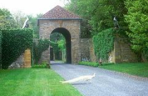 Tài tử Nicolas Cage rao bán lâu đài 