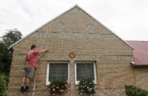 Ấn tượng với ngôi nhà nút chai 