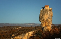 Nhà thờ vắt vẻo trên đỉnh cột đá 