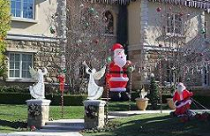 Britney trang hoàng nhà cửa đón Giáng Sinh 