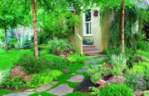 Lối nhỏ trong vườn tràn ngập sắc xuân 