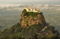 Ngôi đền núi lửa cao ngút trời mây 